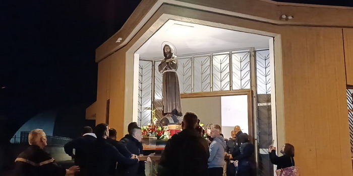 La processione con il simulacro di San Francesco d’Assisi tra le vie del centro storico di Ragusa. Momento di forte intensità spirituale