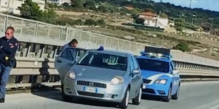 Un giovane di Pozzallo vagava sul ponte Costanzo con l’evidente intenzione di buttarsi nel vuoto: salvato dai poliziotti in borghese