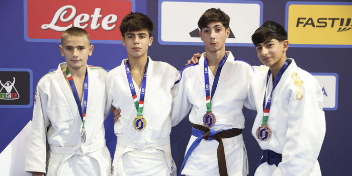 Judo: Luca Di Filippo di Pozzallo conquista la medaglia d’argento e approda alla finale del campionato italiano a Roma con Mariagiulia Monte e Simone Cannizzaro Judo: Luca Di Filippo di Pozzallo conquista la medaglia d’argento e approda alla finale del campionato italiano a Roma con Mariagiulia Monte e Simone Cannizzaro