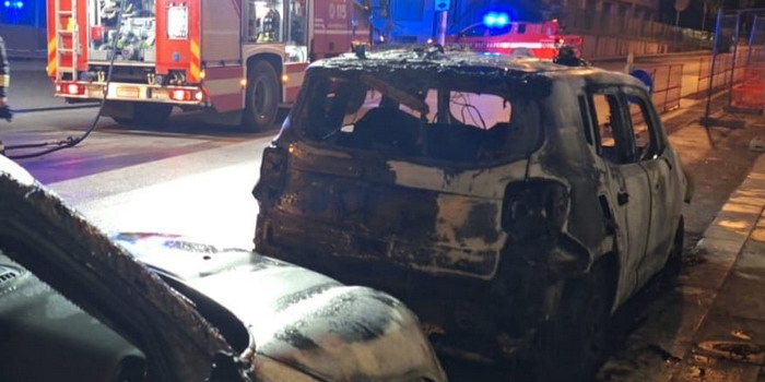Distrutte dalle fiamme 3 auto della guardia di finanza parcheggiate davanti alla sede di corso Umberto a Modica. Forse l’origine è dolosa