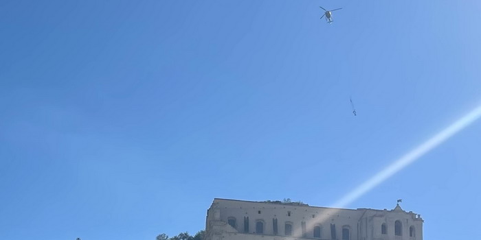 Un elicottero sorvola Scicli per il conferimento dei materiali utili alla messa in sicurezza del costone Santa Maria La Nova