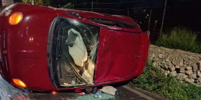 Una ragazza al volante di una Fiat 500 sbanda e si ribalta sul lato guida, invadendo la corsia opposta e travolgendo un’auto a Vittoria