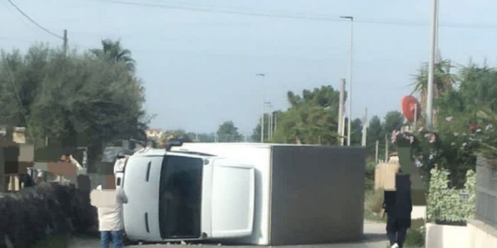 Un furgone si è ribaltato a causa del malore del conducente sulla strada provinciale 4 Comiso Pedalino. L’uomo è rimasto ferito Un furgone si è ribaltato a causa del malore del conducente sulla strada provinciale 4 Comiso Pedalino. L’uomo è rimasto ferito