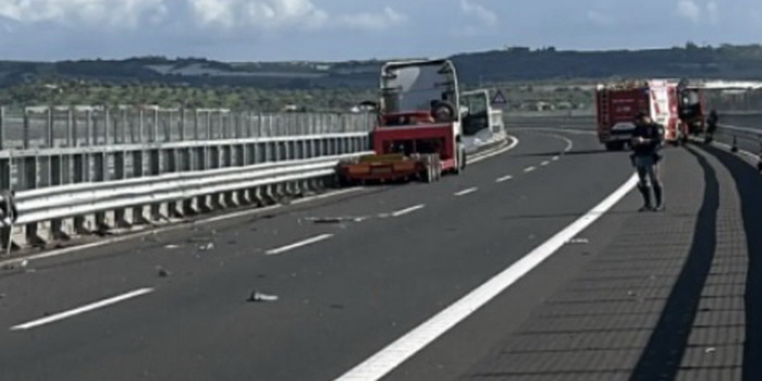 Incidente mortale nel tratto Modica Ispica dell’autostrada Siracusa Gela: un camion esce di strada e si schianta, l’autista muore sul colpo
