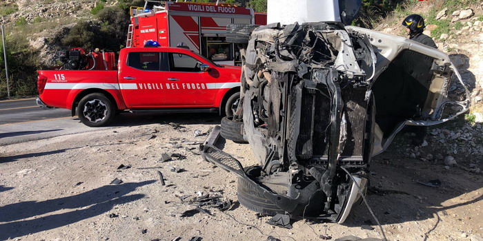 Scontro tra un autocarro e un suv Bmw X5 ribaltatosi sulla statale Ragusa Catania, vicino a Chiaramonte. Un ferito portato in ospedale