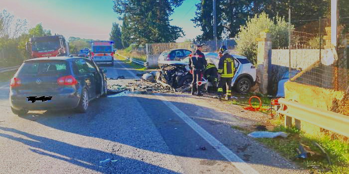 Grave incidente stradale sulla Vittoria Acate: uno dei 2 feriti è stato sbalzato dall’auto sull’asfalto a causa del violento impatto Grave incidente stradale sulla Vittoria Acate: uno dei 2 feriti è stato sbalzato dall’auto sull’asfalto a causa del violento impatto