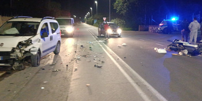 Violento scontro tra uno scooter, una Mercedes e un furgone sulla Vittoria Scoglitti: un ferito ricoverato in prognosi riservata