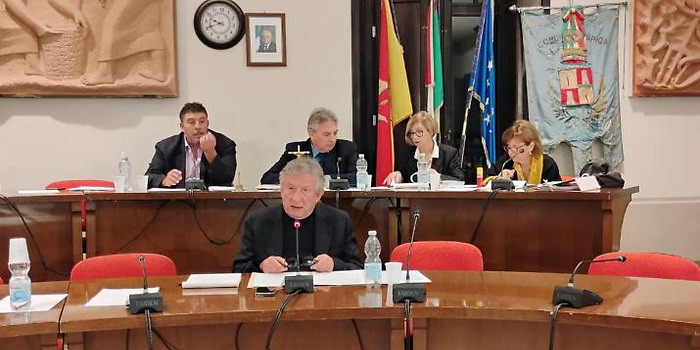 Nonostante fosse stata definita inammissibile, è passata comunque in consiglio con 10 voti la mozione di sfiducia contro Leontini, che non è più il sindaco di Ispica. Annunciati ricorsi