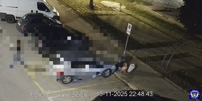 Mano pesante a Scicli contro gli “sporcaccioni” sul conferimento illecito di rifiuti: multe salate, auto sequestrate e patenti sospese Mano pesante a Scicli contro gli “sporcaccioni” sul conferimento illecito di rifiuti: multe salate, auto sequestrate e patenti sospese