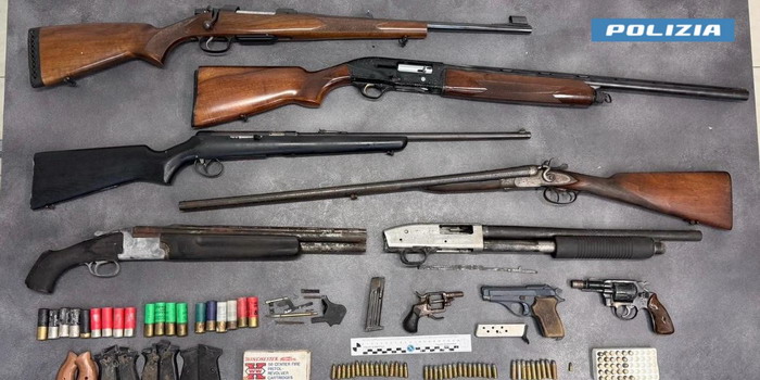 Un arsenale di armi clandestine, tra cui un fucile a pompa, individuato dalla Polizia di Stato in una officina a Scicli. 41enne arrestato Un arsenale di armi clandestine, tra cui un fucile a pompa, individuato dalla Polizia di Stato in una officina a Scicli. 41enne arrestato