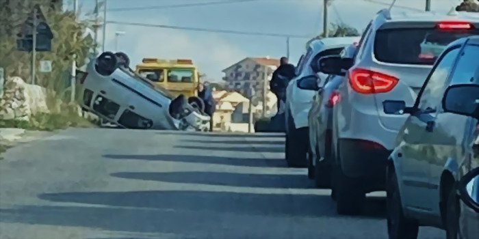 Macchina capottata sull’asfalto sulla Modica Scicli in contrada Pirato. Lunghe code di veicoli