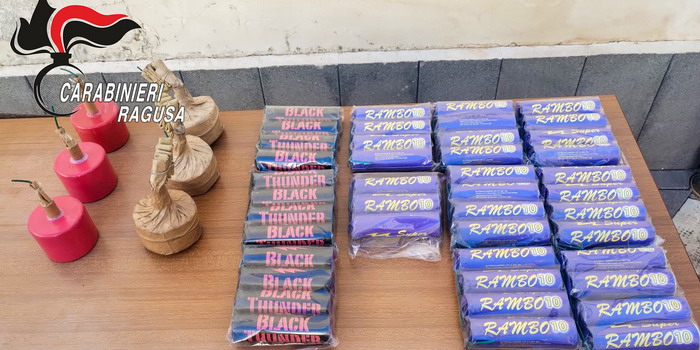 Oltre 100 chili di botti illegali sequestrati a Scicli. 2 denunce dei carabinieri Oltre 100 chili di botti illegali sequestrati a Scicli. 2 denunce dei carabinieri