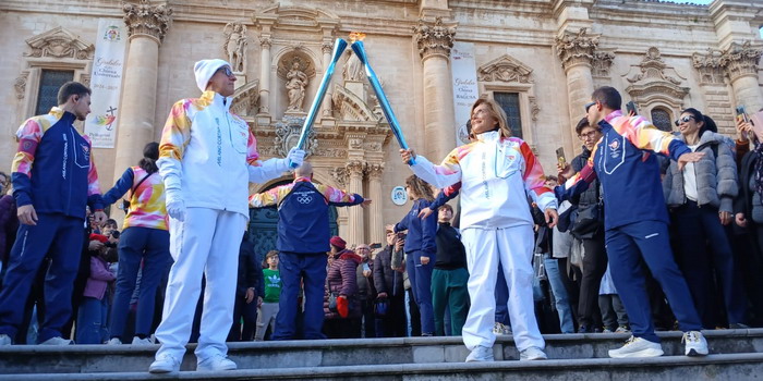 Grande emozione a Ragusa per il passaggio della fiaccola dei Giochi Olimpici Invernali Milano Cortina 2026 Grande emozione a Ragusa per il passaggio della fiaccola dei Giochi Olimpici Invernali Milano Cortina 2026