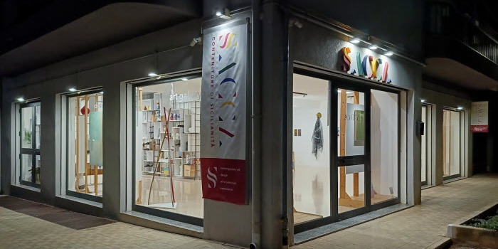 Oltre 30 artisti in mostra per una proposta accessibile e plurale sull’arte di oggi alla Sacca Gallery a Modica Oltre 30 artisti in mostra per una proposta accessibile e plurale sull’arte di oggi alla Sacca Gallery a Modica