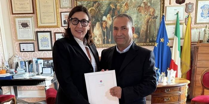 Salva una 22enne che voleva buttarsi giù dal ponte Guerrieri a Modica: l'autista di un bus ricevuto in municipio dal sindaco Monisteri