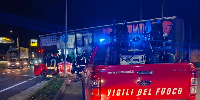 Semirimorchio a pieno carico si stacca dalla motrice e si ribalta sull’asfalto: traffico paralizzato al viadotto Guerrieri a Modica