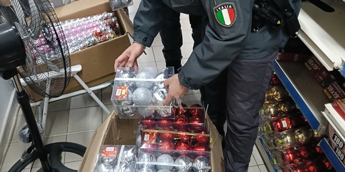 I finanzieri hanno sequestrato oltre 13.000 prodotti natalizi non sicuri in negozi di Ragusa, Vittoria, Pozzallo e Scicli I finanzieri hanno sequestrato oltre 13.000 prodotti natalizi non sicuri in negozi di Ragusa, Vittoria, Pozzallo e Scicli
