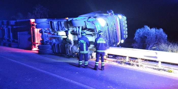 Un tir carico di ortaggi si ribalta sulla Ispica Pachino. Illeso l’autista