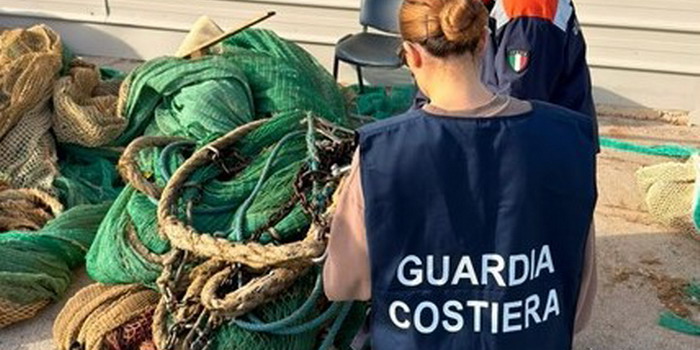 Pesca a strascico sotto costa, scatta il sequestro della Guardia Costiera a Cava d'Aliga a tutela dell’ambiente marino e delle risorse ittiche