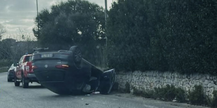 Un’auto si è ribaltata all’ingresso di Modica, nella zona del quartiere Sacro Cuore, dopo essersi schiantata contro il muro di una villetta