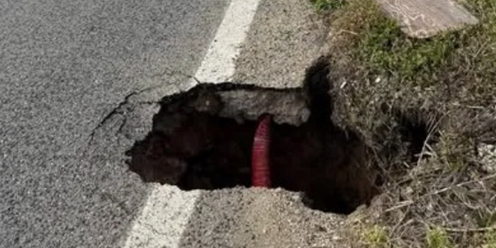 Grossa e profonda buca sul litorale ispicese. Crollo del muro che delimita la strada  tra Chiaramonte e Monterosso