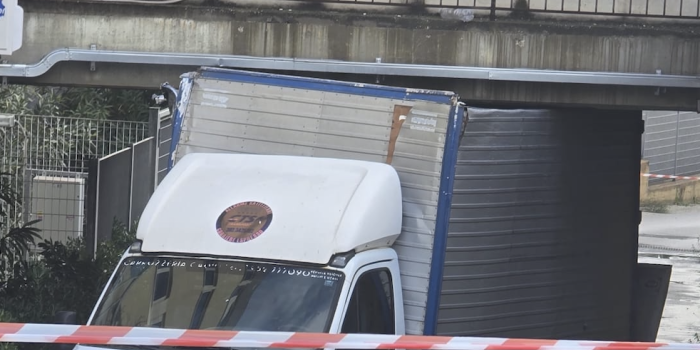 Un camion resta incastrato nel sottopassaggio dell’ospedale a Vittoria: cassone distrutto