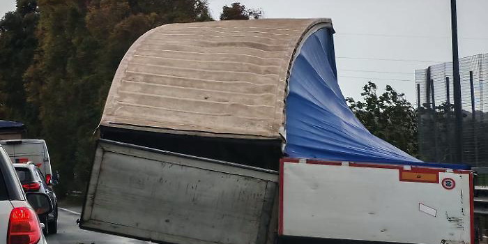 Il vento forte spazza la provincia di Ragusa. A Modica pali pericolanti e un tir perde la copertura del cassone mentre era in marcia