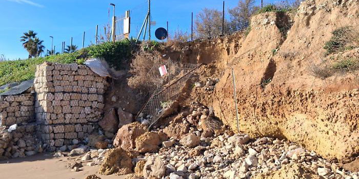 Frane in serie a causa dell’erosione costiera al lungomare delle Anticaglie a Caucana. A rischio la sicurezza di residenti e passanti