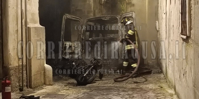 VIDEO Va a fuoco un furgone di servizio dell’unità cinofila della Guardia di finanza a Modica durante un controllo antidroga in via Pisacane: distrutti il mezzo, uno scooter e danni agli edifici. Nessun ferito