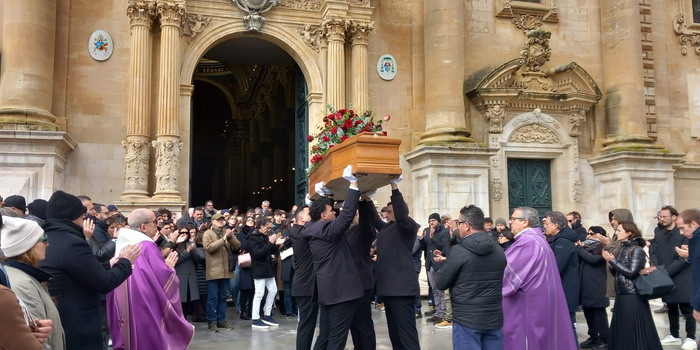 Stracolma di una folla commossa la cattedrale di Ragusa per l’ultimo saluto a Pinuccio La Rosa, pioniere visionario della ristorazione