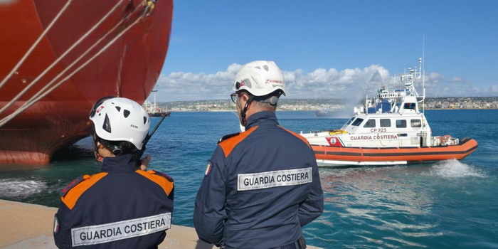 Fermo di una nave al porto di Pozzallo per criticità nella gestione della sicurezza e nel rispetto delle disposizioni ambientali