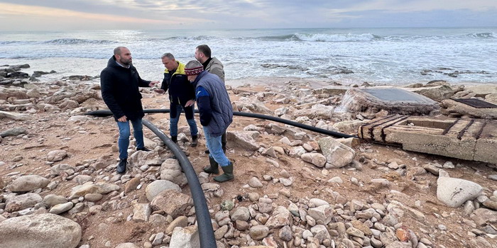 Marina di Modica “rinasce” dopo il ciclone. Mezzi ed escavatori al lavoro, bloccati temporaneamente dalla protesta dei residenti