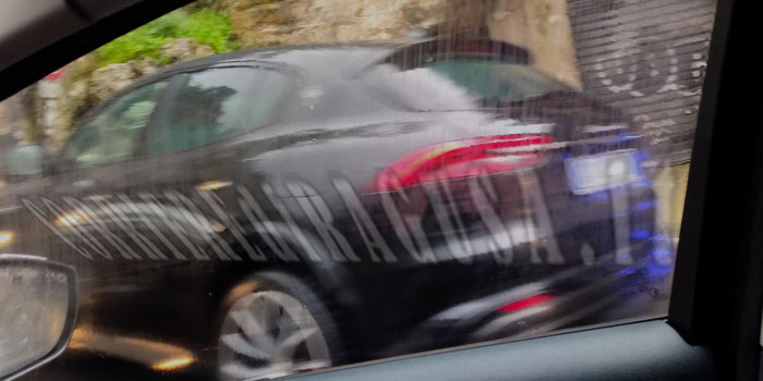 Una Maserati nera si schianta a muro in via Nazionale a Modica, dove anni fa si verificò un incidente mortale con la lapide a ricordarlo