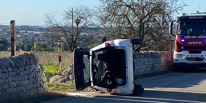 Incidente stradale in via Sant’Antonio Margi a Modica, dove si è ribaltata una minicar con a bordo 2 minorenni feriti