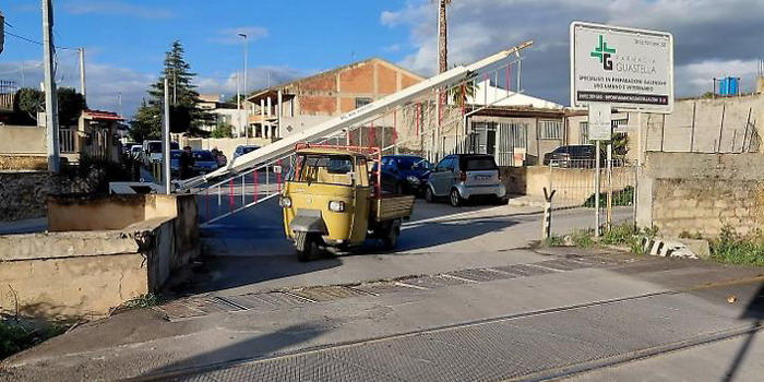 Una motoape resta bloccata tra le sbarre del passaggio a livello a Vittoria