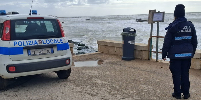 Indagini della polizia locale di Scicli dopo le segnalazioni di casi di avvelenamento di alcuni cani a Donnalucata