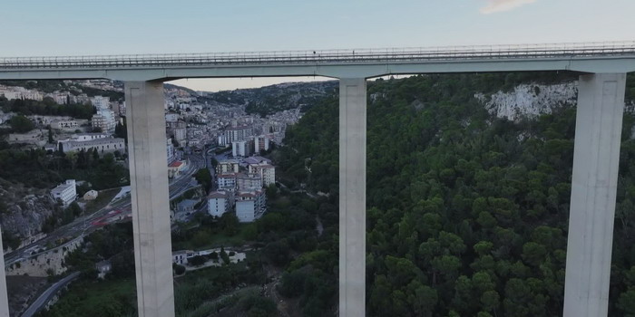 Gara di velocità sul ponte Guerrieri a Modica: una incolpevole automobilista resta suo malgrado coinvolta in un incidente stradale Gara di velocità sul ponte Guerrieri a Modica: una incolpevole automobilista resta suo malgrado coinvolta in un incidente stradale