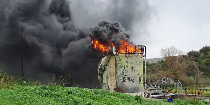 Tragedia sfiorata nella vallata dell’Irminio dopo la deflagrazione con incendio di un serbatoio di stoccaggio di petrolio greggio che ha scagliato a grande distanza il coperchio di contenimento