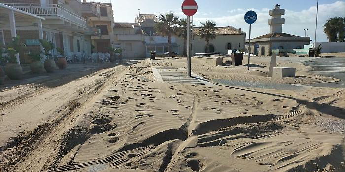 Lungomare impraticabile a Scoglitti: è stato invaso dalla sabbia sospinta dal forte vento. Auto bloccate lungo il percorso