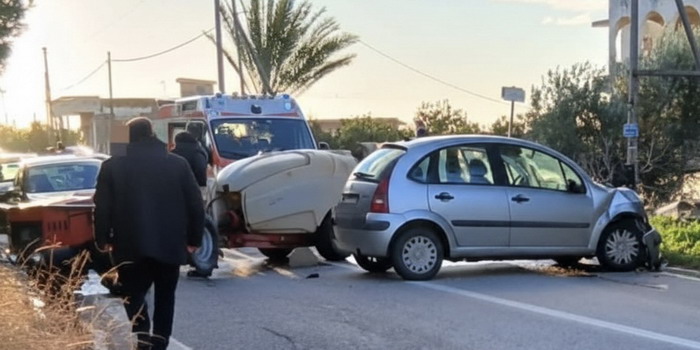 Scontro con feriti tra auto e trattore sul tratto di litoranea Donnalucata Marina di Ragusa Scontro con feriti tra auto e trattore sul tratto di litoranea Donnalucata Marina di Ragusa