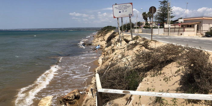 Erosione costiera: censite 341 frane nella sola provincia di Ragusa. Il mare divora tutto Erosione costiera: censite 341 frane nella sola provincia di Ragusa. Il mare divora tutto