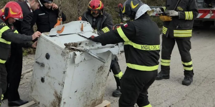 E' stato ritrovato in aperta campagna intatto e con i 60.000 euro ancora dentro il bancomat scardinato con una ruspa a Giarratana