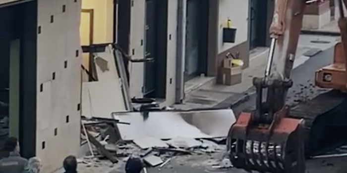 Un bancomat con 50.000 euro è stato scardinato con la ruspa nella notte in corso XX settembre a Giarratana da una banda di ladri