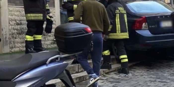 Una Volvo si è schiantata al quartiere Sorda a Modica contro la vetrina di un negozio, dopo un tamponamento con un mezzo da lavoro