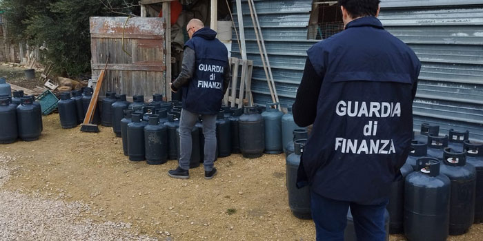 I finanzieri hanno sequestrato a Scicli 117 bombole di gpl stoccate illegalmente in un deposito abusivo e pericoloso