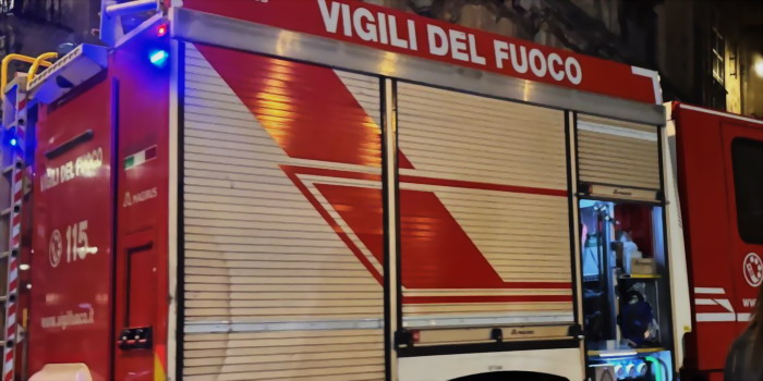 Salta un tombino e la copertura di ghisa viene scagliata sull'asfalto in via Resistenza Partigiana a Modica. Intervengono i vigili del fuoco