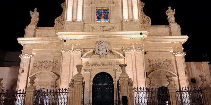 La nuova illuminazione artistica della facciata della Basilica di Santa Maria Maggiore a Ispica