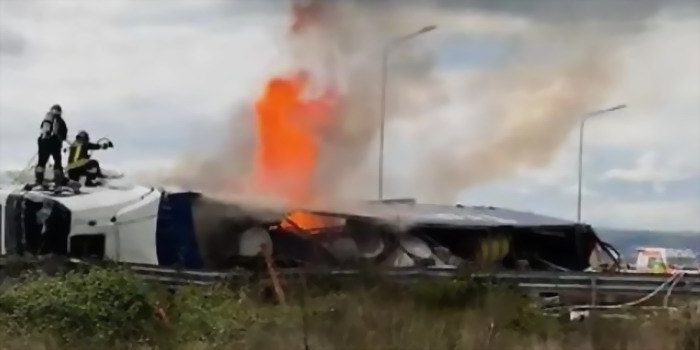Un autoarticolato si ribalta sull'asfalto e viene avvolto dalle fiamme sulla Vittoria Catania, l'autista era rimasto bloccato nella cabina