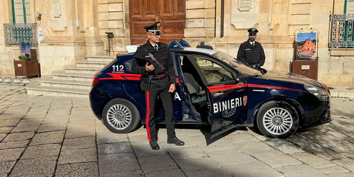 Un 36enne colombiano girava a piedi per le strade di Scicli con una grossa ascia in mano e la faccia dipinta di vernice rossa: denunciato