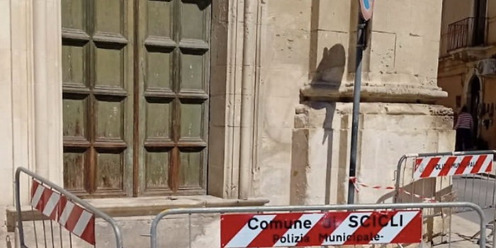 Frammenti di calcinacci giù dal prospetto della chiesa madre di Sant'Ignazio a Scicli: l'area è stata transennata e messa in sicurezza